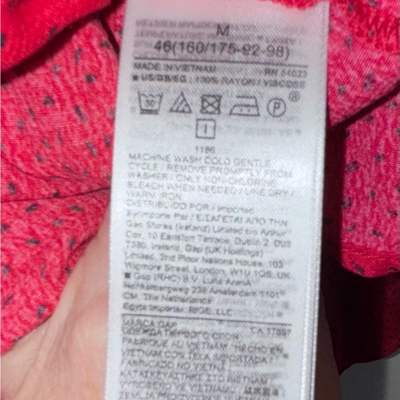 GAP Red and Black Textured Fabric top Sz Medium - Picture 5 of 8